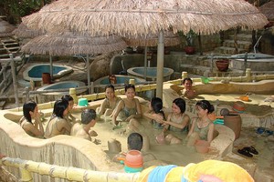 Tắm bùn là dịch vụ thu chính của C21